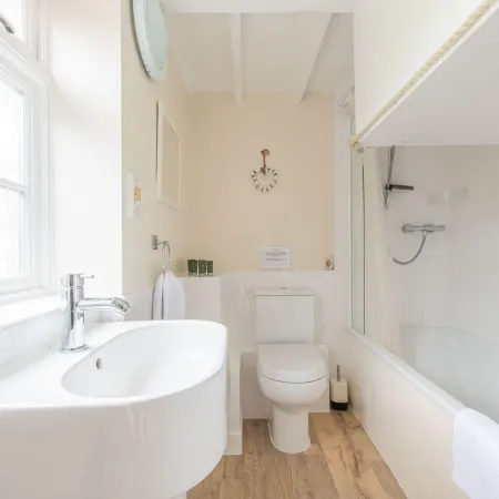 Beautiful, Romantic  Cottage in Rural Setting with Country Club Membership.