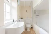 Beautiful, Romantic  Cottage in Rural Setting with Country Club Membership.