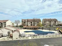 Relaxing 2-bed, 2 bath. River view with dock. Walk to Jet express!