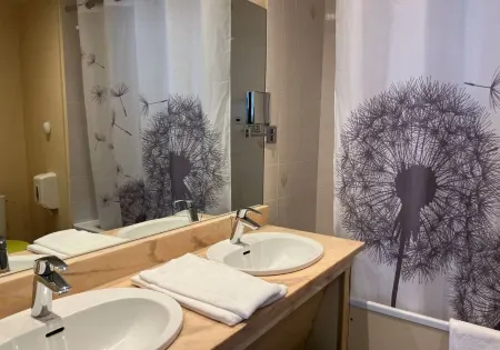 Hôtel le Lacuzon Отели в г. Корьер