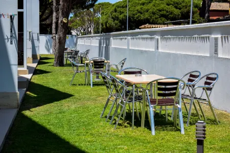 Aparthotel Novo Sancti Petri Отели рядом с достопримечательностью «Camping La Rana Verde»