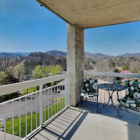 Greenbrier Getaway Whispering Pines 524