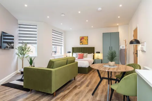 Stylish Central Studio Steps to DMU & LRI - Apartments