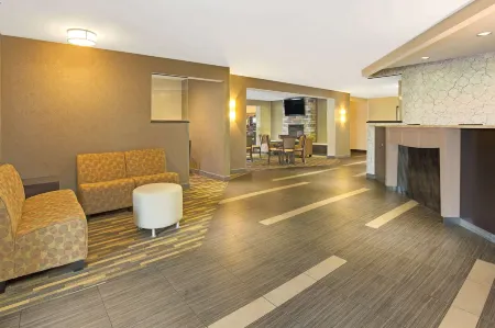 Hawthorn Extended Stay by Wyndham Cincinnati/Sharonville Отели рядом с достопримечательностью «Уинтон Вудс»