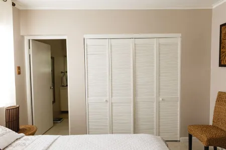 New Kingston Guest Apartment VII Отели рядом с достопримечательностью «Зоопарк Хоп»