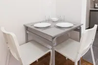 Stylish New Paradise Apt for 2 in Marousi
