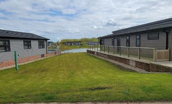 Luxury 2-bed Lodge in Routh, Sleeps 4 With Hot Tub