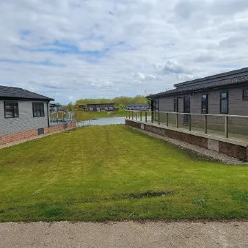 Luxury 2-bed Lodge in Routh, Sleeps 4 With Hot Tub