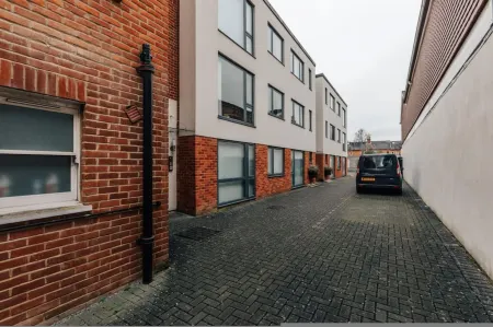 Central Modern Flat Sleeps 6 - Dedicated Parking - from 125 Per Night