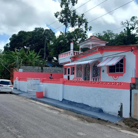 House - Sleeps 2 - Parking - Patio