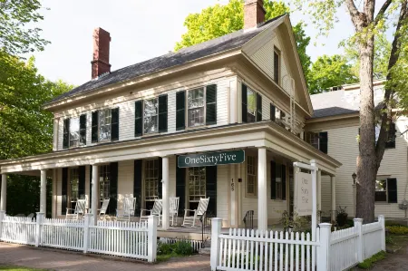 OneSixtyFive, the Inn on Park Row Отели в г. Боудойн