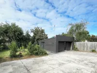 Beachside Compact Backyard Cabin Near Mentone