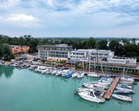 Hotel Yacht Wellness & Business Hotels in Siófoki