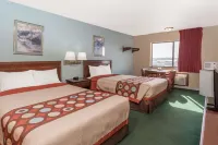 Super 8 by Wyndham Woodstock Hotel a Crystal Lake