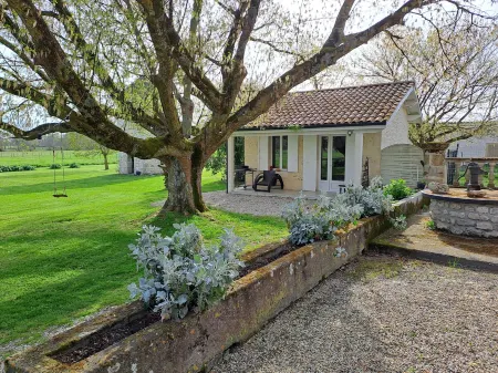 Chambres d'Hôtes Château Pierre de Montignac Отели в г. Сиврак-ан-Медок