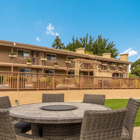 Carmel Hill Lodge Отели рядом с достопримечательностью «Coast Guard Pier»