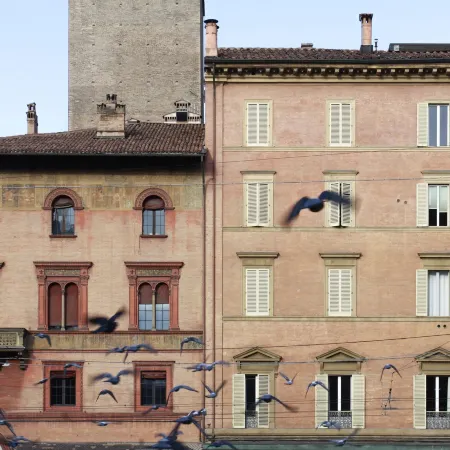 Casa Isolani, Piazza Maggiore