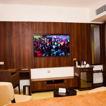 Monty Suites & Golf