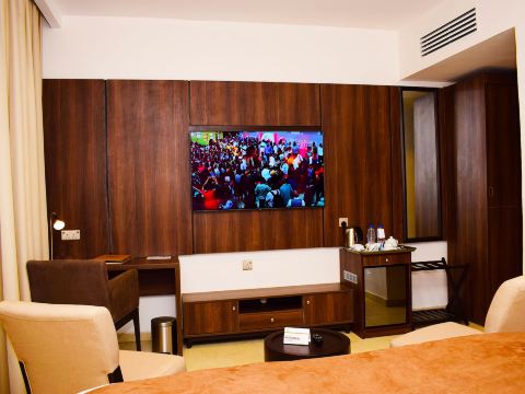 Monty Suites & Golf