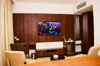 Monty Suites & Golf