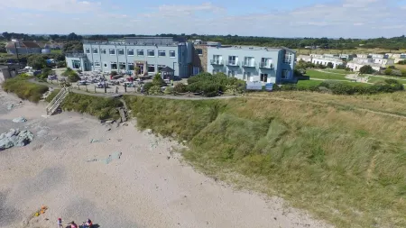 Shoreline Hotel Отели в г. Портмарнок