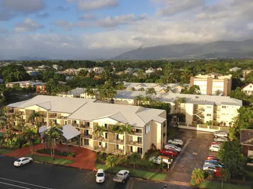Cairns Queenslander Hotel & Apartments فنادق في كيرنز نورث