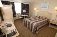 Ramada by Wyndham North Bergen Hotels near Port Imperial / Weehawken