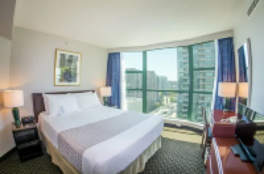 Rosedale on Robson Suite Hotel