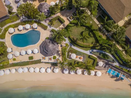 The Cove Suites at Blue Waters Отели рядом с достопримечательностью «V C Bird Monument»