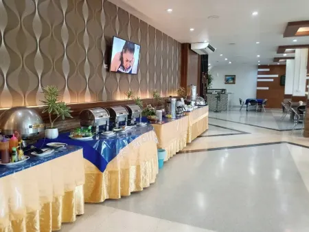 Lopburi Residence Hotel Отели рядом с достопримечательностью «Phra Prang Sam Yot»