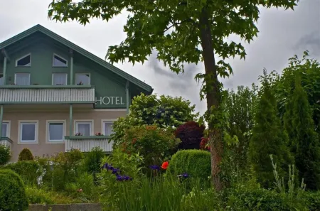 Gartenhotel Salzach Отели в г. Титмонинг