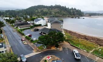 Siletz Bay Beachfront Hotel by OYO Lincoln City