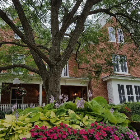 Round Barn Farm B & B Event Center Отели в г. Гудхью