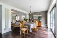 Stunning 5 Bed in the Centre of Bourton