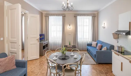 6 Continents Apartments by Adrez Отели рядом с достопримечательностью «Don Giovanni Puppet Theater»