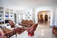 Joana Stunning Villa IS A 10 MIN Walk TO THE BEA