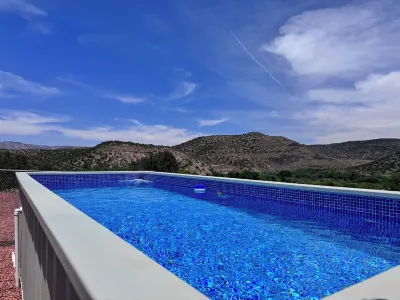 Stargazer Cottage, Hot Tub, Pool, King Bed, Views, and NO checkout chores! Hotels in der Nähe von Che-Ah-Chi Restaurant at Enchantment Resort