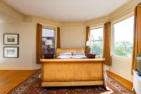 Best Location! Walk, Shop & Eat on Summit, Grand & Selby; Sleeps 15!