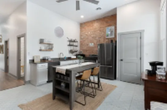 Historic Downtown Suite with Modern Amenities - Charming Unique Oasis