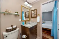 Heated Pool, Game Room and Tennis Access - Stunning Tropical Retreat Hotels in Largo