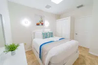 Le Bleu Bed and Breakfast Hotels near Chalk Sound Dr