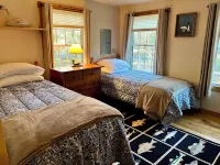 Wildewood Haven - Charming 3-bedroom home located on Long Pond, Rome, ME فنادق في Rome