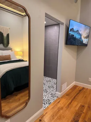 Paradise Perch-Cozy 1-bedroom apartment in  downtown Faribault with Arcades. Buckham Memorial Library附近的飯店