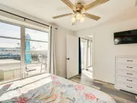 3BR Waterfront townhome Matlacha with hot tub, boat dock WiFi, bikes and kayaks Hotels in Matlacha
