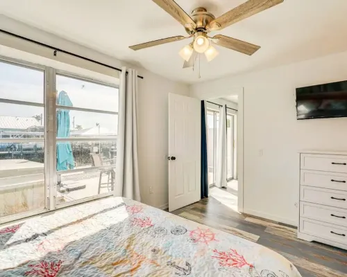 3BR Waterfront townhome Matlacha with hot tub, boat dock WiFi, bikes and kayaks Hotels in Matlacha