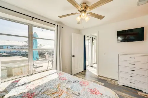 3BR Waterfront townhome Matlacha with hot tub, boat dock WiFi, bikes and kayaks