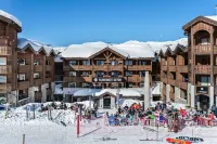 COURCHEVEL 1650, stand. apartment sleeps 8, 100 m gondola, covered parking.