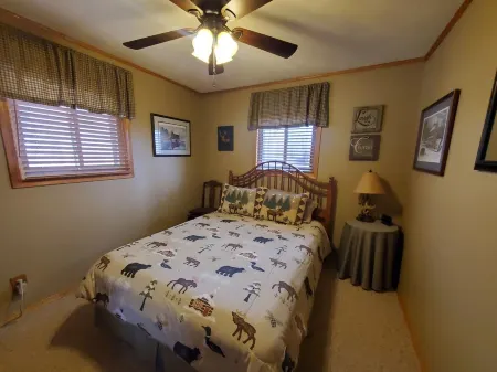 Dunndee's Lakefront-Private Setting-Huge Lake View