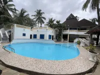 Charming and Remarkable15-Bed Villa in Diani Beach - Villas
