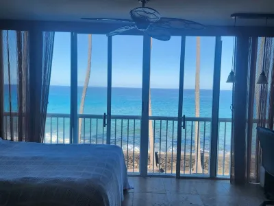 Amazing Oceanfront Condo. Incredible views. located on Magic sands Beach.